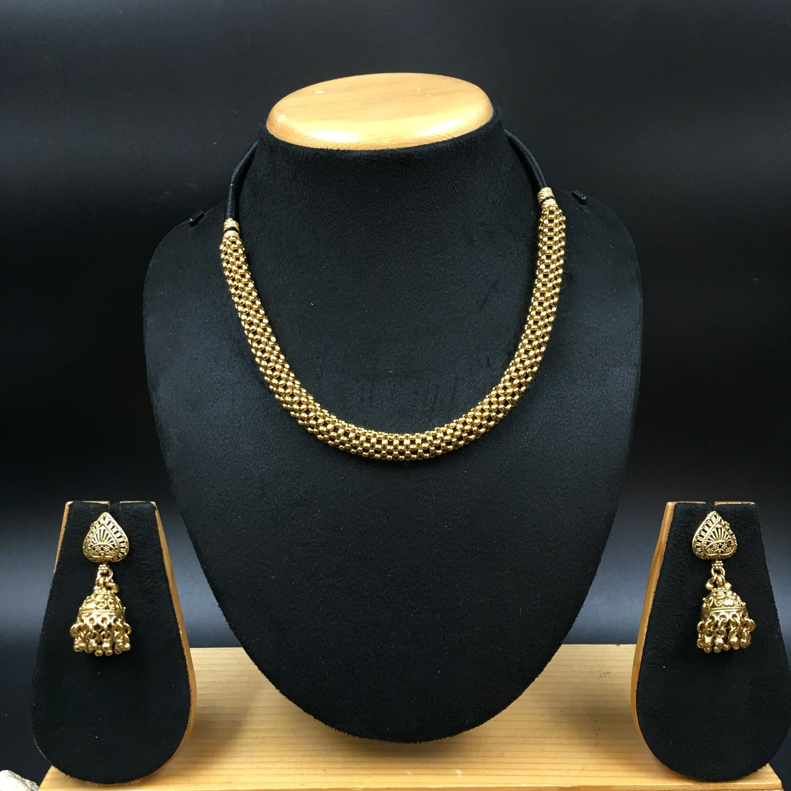 Round Neck Gold Look Necklace Set 3554